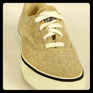 Women's tennis shoes